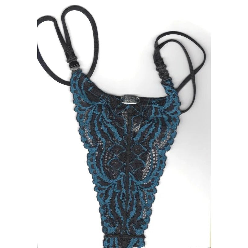 Gros plan sur la texture de la dentelle et la composition douce mêlant polyamide, viscose et élasthanne.