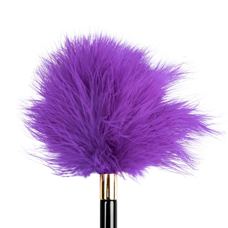 Plume violette en peluche pour des caresses délicates et sensorielles.