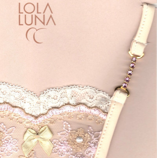 Détail des bijoux du Mini string de luxe LUCYLOU