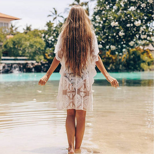 Cache-maillot femme dentelle brodée, chic et raffiné, idéal pour un look de plage élégant et féminin.
