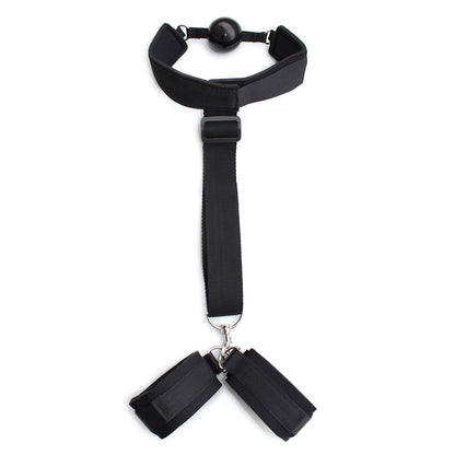 1.	Bâillon à balle noir avec attache poignets réglable en nylon
