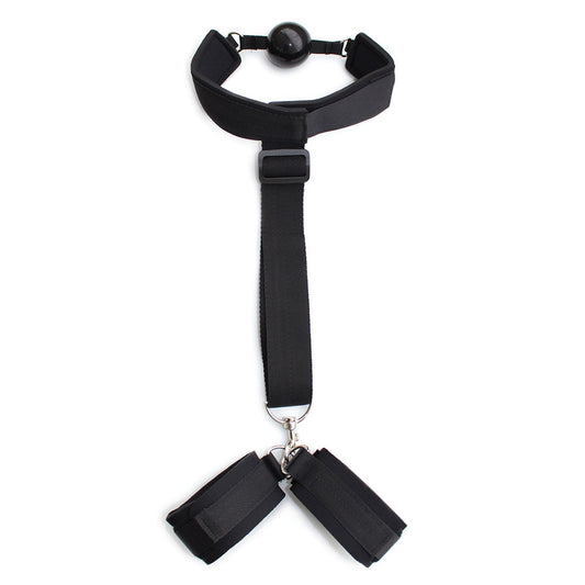 1.	Bâillon à balle noir avec attache poignets réglable en nylon