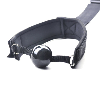 3.	Vue de face du bâillon à balle avec attache poignets noir