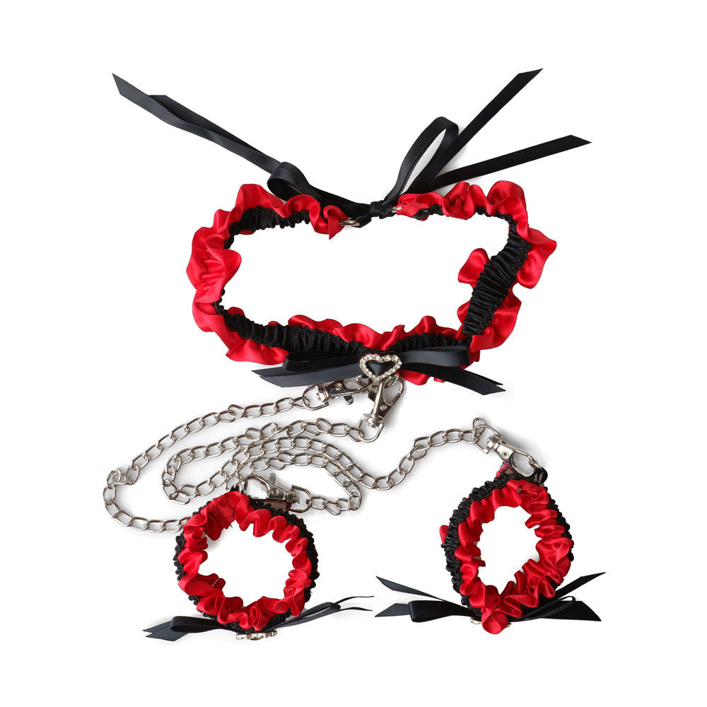 3.	Vue du kit Bondage rouge avec accessoires en métal et dentelle
