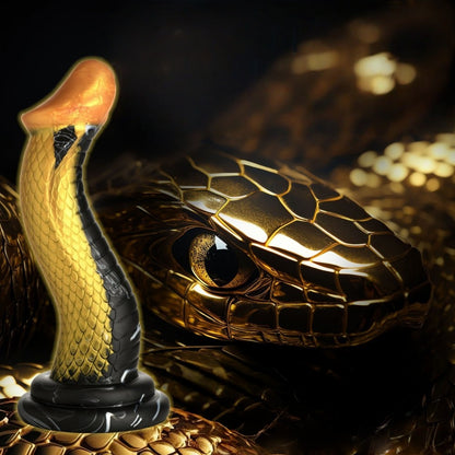 Gode audacieux en silicone doré et noir, inspiré par le mystère et la puissance d’un serpent.