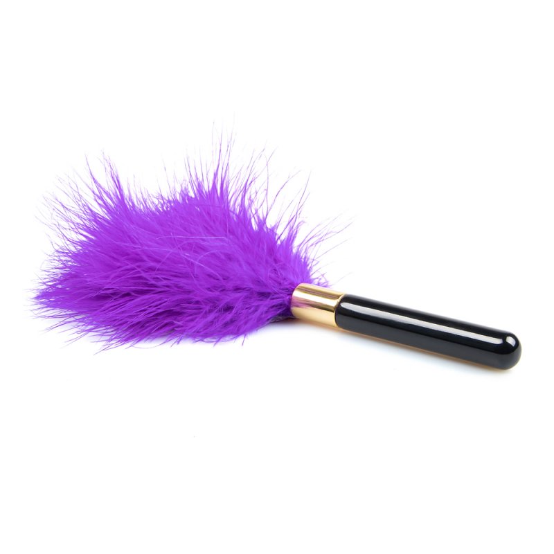Accessoire en plume violette douce, conçu pour des sensations légères et agréables.
