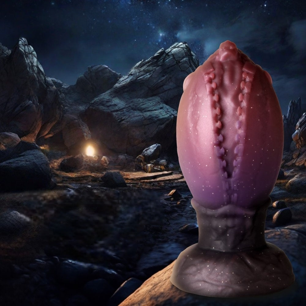 Sextoy anal en silicone avec forme sculptée et texture détaillée.