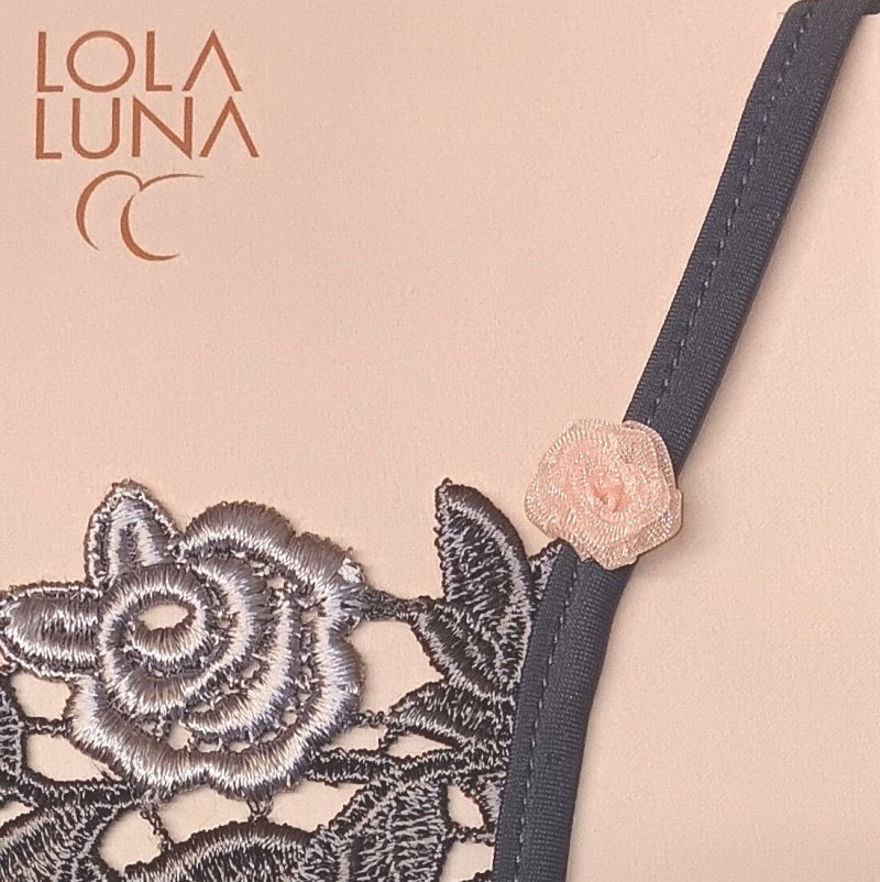 Superbe mini string noir brodé, ouvert à l’entrejambe, sublimé par de petites roses et un bijou astucieusement placé.