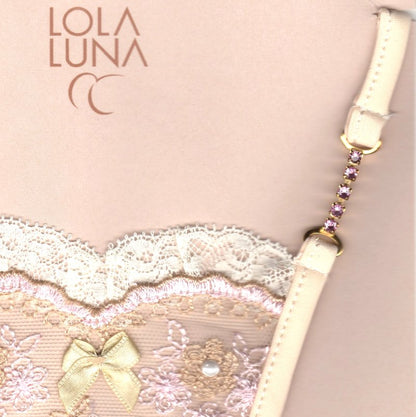 Détail des bijoux du Mini string de luxe LUCYLOU
