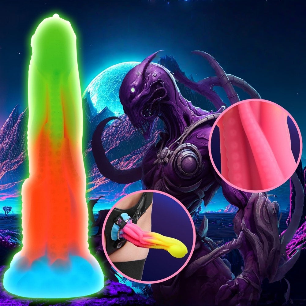 Sextoy audacieux en silicone avec textures sculptées et finition phosphorescente multicolore.