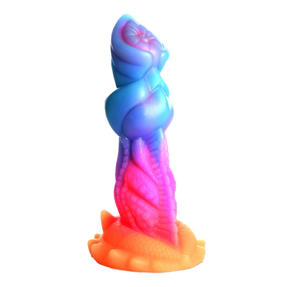 Godemichet fantasy en silicone médical avec design extraterrestre, crêtes détaillées et dégradé multicolore phosphorescent.