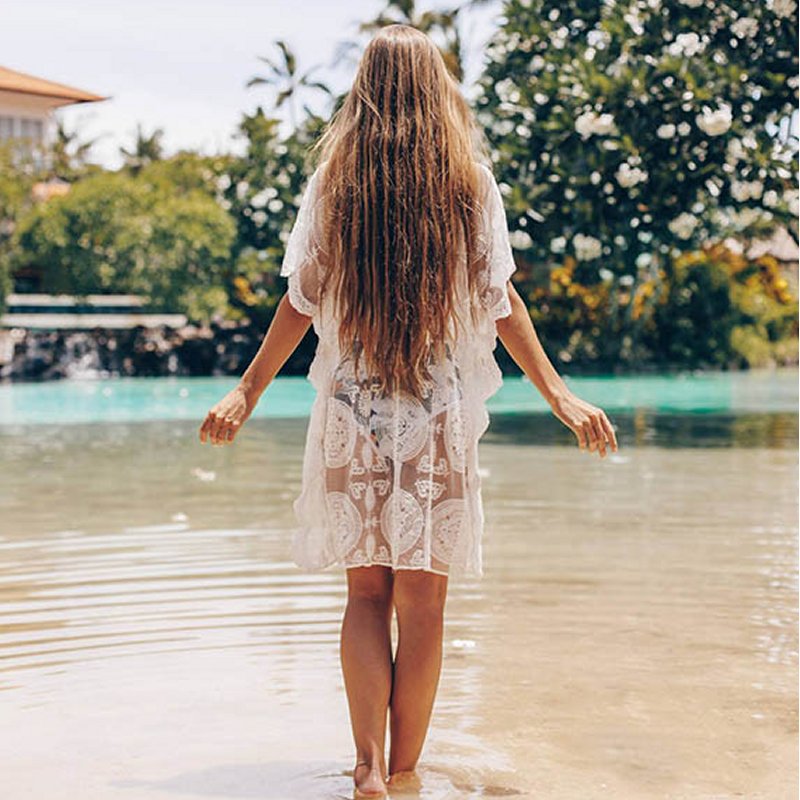 Cache-maillot femme dentelle brodée, chic et raffiné, idéal pour un look de plage élégant et féminin.