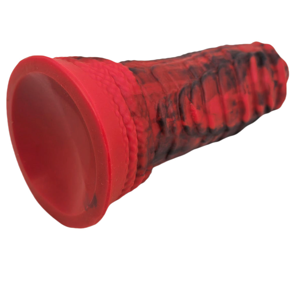 Sextoy fantasy rouge et noir avec texture reptilienne et base sécurisée pour jeu mains libres.