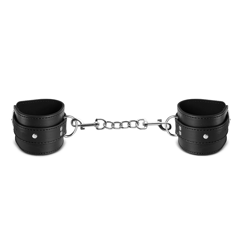 Vue des menottes et accessoires du kit BDSM 8 pièces