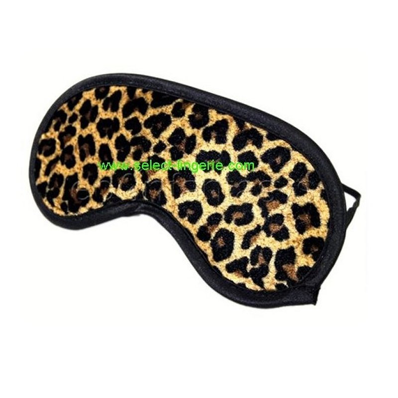 Jeu coquin pour couple avec accessoires sensuels, idéal pour soirées romantiques et jeux érotiques entre adultes.