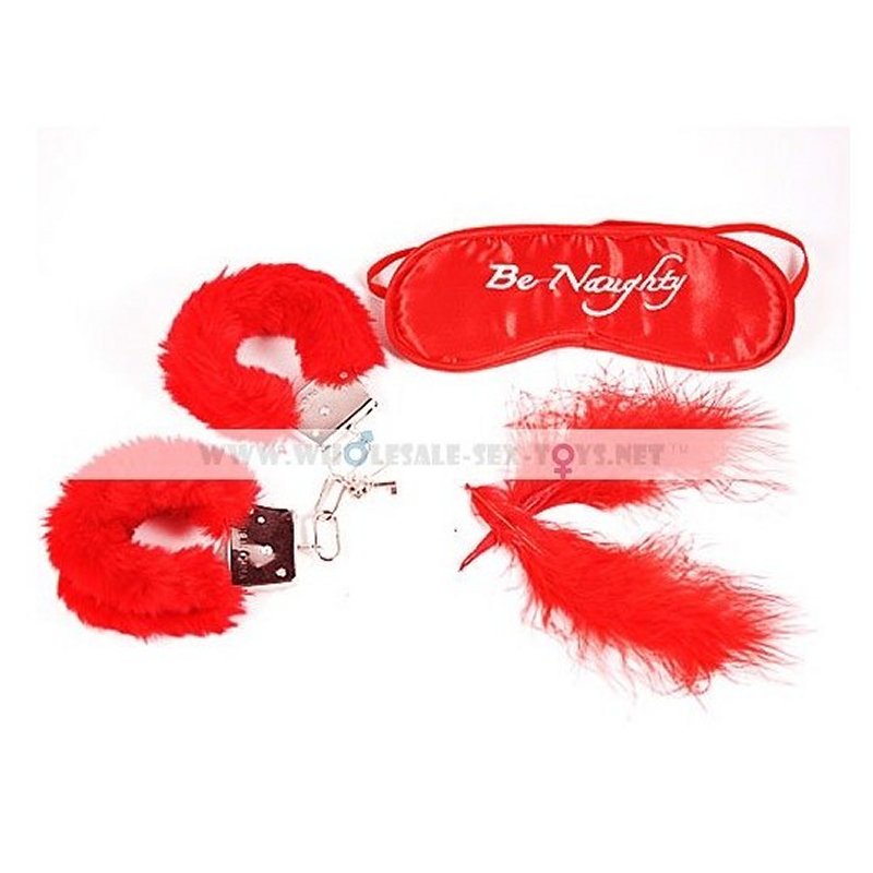 Ensemble coquin pour couple avec masque, plumes et menottes, accessoires de jeux érotiques pour pimenter la soirée.